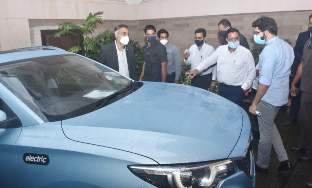 Hon-min-Aditya-Thackeray-Electric-car-press