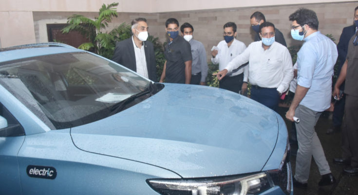 Hon-min-Aditya-Thackeray-Electric-car-press