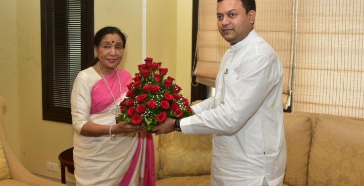 Asha-Bhosale with Minister Amit Deshmukh