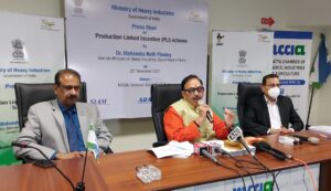 Mahendra-Nath-Pandey-addressing-the-Press-Conference-at-MCCIA.