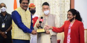 The Governor presented the 'Pillar of Democracy' award to dignitaries from various fields.