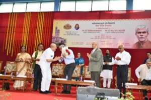 Farewell to Dr  Nitin Karmalkar, Vice-Chancellor of Savitribai Phule Pune University सावित्रीबाई फुले पुणे विद्यापीठाचे कुलगुरू  डॉ.नितीन करमळकरांना सहृदय निरोप हडपसर मराठी बातम्या  Hadapsar News