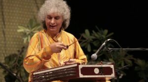 प्रख्यात संतूरवादक आणि संगीतकार पंडित शिवकुमार शर्मा Prominent lyricist and musician Pandit Shivkumar Sharma हडपसर मराठी बातम्या Hadapsar News