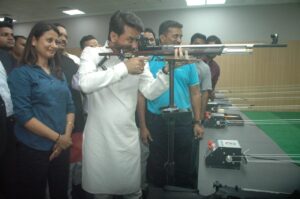 दिग्गज नेमबाज अंजली भागवतसोबत केंद्रीय मंत्री अनुराग ठाकूर Union Minister Shri Anurag Thakur with ace shooter Anjali Bhagwat Hadapsar News हडपसर मराठी बातम्या 