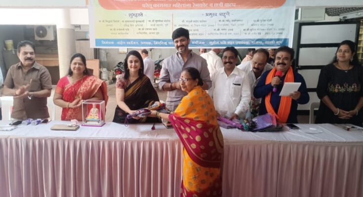 Umbrellas and raincoats distributed to women domestic workers on behalf of Creative Foundation and Sarathi Group क्रिएटिव्ह फाउंडेशन आणि सारथी ग्रुपच्या वतीने घरेलू कामगार महिलांना छत्री व रेनकोट वाटप हडपसर मराठी बातम्या Hadapsar Latest News Hadapsar News