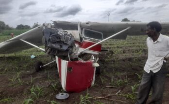 A trainer aircraft of Carver Aviation crashed at Kadbanwadi. कार्व्हर एव्हिएशनचे, शिकाऊ विमान कडबनवाडी येथे कोसळले. हडपसर मराठी बातम्या Hadapsar Latest News Hadapsar News