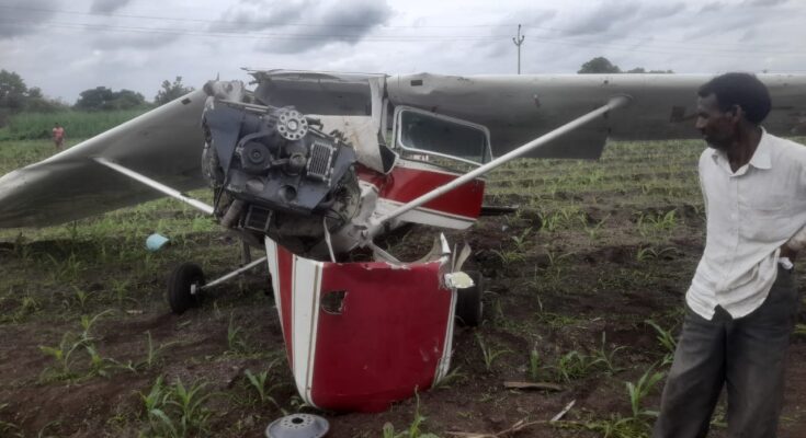 A trainer aircraft of Carver Aviation crashed at Kadbanwadi. कार्व्हर एव्हिएशनचे, शिकाऊ विमान कडबनवाडी येथे कोसळले. हडपसर मराठी बातम्या Hadapsar Latest News Hadapsar News