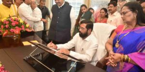 Chief Minister Eknath Shinde started the work from the hall of the Ministry मुख्यमंत्री एकनाथ शिंदे यांनी केला मंत्रालयातील दालनातून कामकाजाला प्रारंभ हडपसर मराठी बातम्या  Hadapsar Latest News Hadapsar News