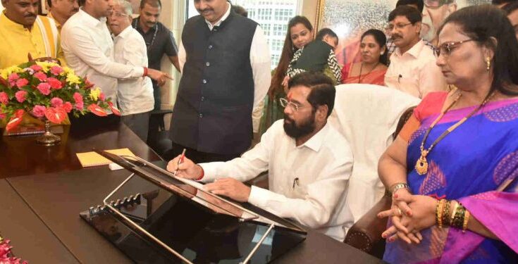 Chief Minister Eknath Shinde started the work from the hall of the Ministry मुख्यमंत्री एकनाथ शिंदे यांनी केला मंत्रालयातील दालनातून कामकाजाला प्रारंभ हडपसर मराठी बातम्या Hadapsar Latest News Hadapsar News