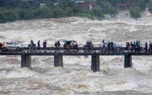 पुण्यात मुसळधार पावसामुळे धरणातील पाणीसाठ्यात वाढ Due to torrential rains in Pune, the water in the dam increased हडपसर मराठी बातम्या Hadapsar Latest News