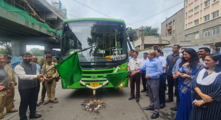 Inauguration of Public transport buses in the city on garbage fuel ओल्या कचऱ्याच्या इंधनापासून पुणे शहरातील बसेस चालविण्याचे उपक्रमाचे उद्घाटन हडपसर मराठी बातम्या Hadapsar Latest News Hadapsar News