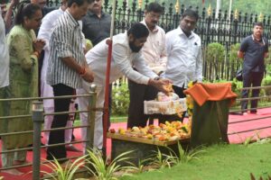 गुरू पौर्णिमेनिमित्त मुख्यमंत्री शिंदे यांनी आज दादर शिवाजी पार्क येथील स्मृतिस्थळावर वंदनीय हिंदुहृदयसम्राट बाळासाहेब ठाकरे यांना अभिवादन केले. On the occasion of Guru Pournima, Chief Minister Shinde today greeted the venerable Hindu Heart Emperor Balasaheb Thackeray at the memorial at Dadar Shivaji Park. हडपसर मराठी बातम्या Hadapsar Latest News Hadapsar News