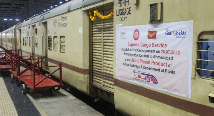 The first consignment of Express Cargo left Mumbai for Ahmedabad today एक्स्प्रेस कॉर्गोची पहिली खेप आज मुंबईहून अहमदाबादला रवाना हडपसर मराठी बातम्या Hadapsar Latest News Hadapsar News