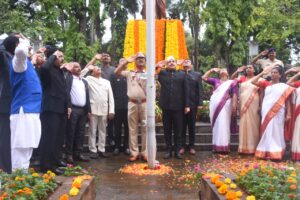 "75th Independence Day" was celebrated on behalf of Pune Municipal Corporation on the occasion of Amrit Mahotsav of Indian Independence.  "भारतीय स्वातंत्र्याच्या अमृत महोत्सवा निमित्य पुणे महानगरपालिकेच्या वतीने "७५" वा स्वातंत्र्यदिन सम्पन्न. हडपसर मराठी बातम्या  Hadapsar Latest News Hadapsar News