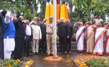 "75th Independence Day" was celebrated on behalf of Pune Municipal Corporation on the occasion of Amrit Mahotsav of Indian Independence. "भारतीय स्वातंत्र्याच्या अमृत महोत्सवा निमित्य पुणे महानगरपालिकेच्या वतीने "७५" वा स्वातंत्र्यदिन सम्पन्न. हडपसर मराठी बातम्या Hadapsar Latest News Hadapsar News