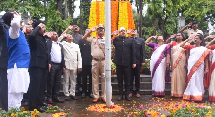 "75th Independence Day" was celebrated on behalf of Pune Municipal Corporation on the occasion of Amrit Mahotsav of Indian Independence. "भारतीय स्वातंत्र्याच्या अमृत महोत्सवा निमित्य पुणे महानगरपालिकेच्या वतीने "७५" वा स्वातंत्र्यदिन सम्पन्न. हडपसर मराठी बातम्या Hadapsar Latest News Hadapsar News