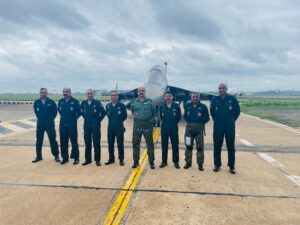 Chief of The Air Staff Flies Indigenous  Fighter Jet Aircraft At Bangalore हवाई दल प्रमुखांनी बंगळुरू इथे भारतीय बनावटीच्या लढावू विमानातून केले उड्डाण हडपसर मराठी बातम्या Hadapsar Latest News Hadapsar News