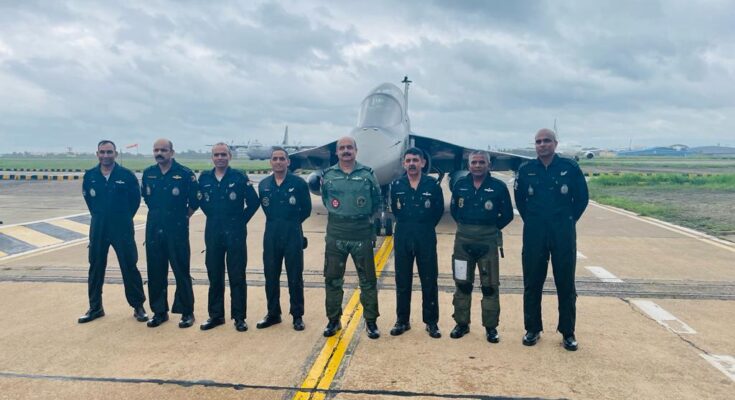 Chief of The Air Staff Flies Indigenous Fighter Jet Aircraft At Bangalore हवाई दल प्रमुखांनी बंगळुरू इथे भारतीय बनावटीच्या लढावू विमानातून केले उड्डाण हडपसर मराठी बातम्या Hadapsar Latest News Hadapsar News