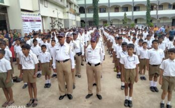 Collective singing of national anthem at Sadhana Vidyalaya. साधना विद्यालयात समूह राष्ट्रगीत गायन. हडपसर मराठी बातम्या Hadapsar Latest News Hadapsar News