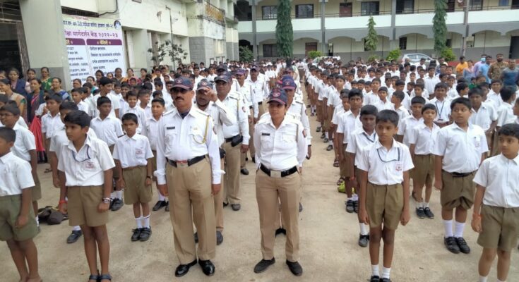 Collective singing of national anthem at Sadhana Vidyalaya. साधना विद्यालयात समूह राष्ट्रगीत गायन. हडपसर मराठी बातम्या Hadapsar Latest News Hadapsar News