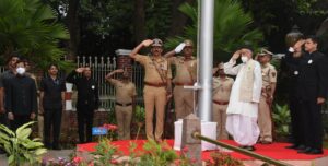 Flag Hoisting by Governor Bhagat Singh Koshyari on Independence Day स्वातंत्र्यदिनी राज्यपाल भगत सिंह कोश्यारी यांच्या हस्ते ध्वजारोहण हडपसर मराठी बातम्या Hadapsar Latest News Hadapsar News