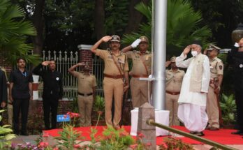 Flag Hoisting by Governor Bhagat Singh Koshyari on Independence Day स्वातंत्र्यदिनी राज्यपाल भगत सिंह कोश्यारी यांच्या हस्ते ध्वजारोहण हडपसर मराठी बातम्या Hadapsar Latest News Hadapsar News