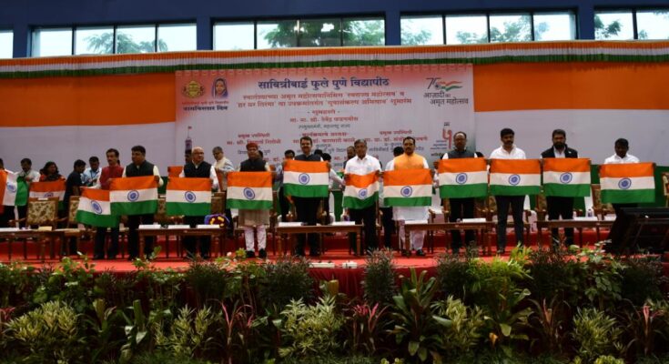 Huge response from across the state to Savitribai Phule Pune University's Har Ghar Tiranga and Swarajya Festival सावित्रीबाई फुले पुणे विद्यापीठाच्या हर घर तिरंगा आणि स्वराज्य महोत्सवाला राज्यभरातून मोठा प्रतिसाद हडपसर मराठी बातम्या Hadapsar Latest News Hadapsar News