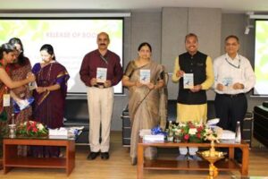 Minister of State for Ayush Dr. Munjpara Mahendrabhai releases a book “Science Behind Suryanamaskar” आयुष राज्यमंत्री डॉ. मुंजपारा महेंद्रभाई यांच्या हस्ते “सूर्यनमस्कारामागील विज्ञान” या पुस्तकाचे प्रकाशन हडपसर मराठी बातम्या  Hadapsar Latest News Hadapsar News