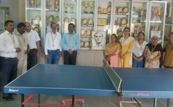 On the occasion of National Sports Day, organizing competitions for professors and administrative staff in Annasaheb Magar Colleges. राष्ट्रीय क्रीडा दिनानिमित्त अण्णासाहेब मगर महाविद्यालयांमध्ये प्राध्यापक व प्रशासकीय स्टाफ यांच्या स्पर्धांचे आयोजन. हडपसर मराठी बातम्या Hadapsar Latest News Hadapsar News