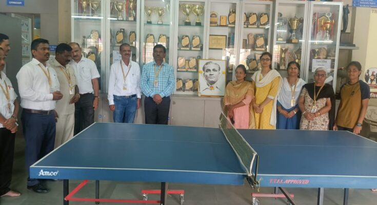 On the occasion of National Sports Day, organizing competitions for professors and administrative staff in Annasaheb Magar Colleges. राष्ट्रीय क्रीडा दिनानिमित्त अण्णासाहेब मगर महाविद्यालयांमध्ये प्राध्यापक व प्रशासकीय स्टाफ यांच्या स्पर्धांचे आयोजन. हडपसर मराठी बातम्या Hadapsar Latest News Hadapsar News