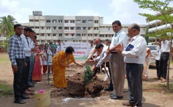 Plantation of trees in Sadhana Vidyalaya. साधना विद्यालयात वृक्षारोपण. हडपसर मराठी बातम्या Hadapsar Latest News Hadapsar News