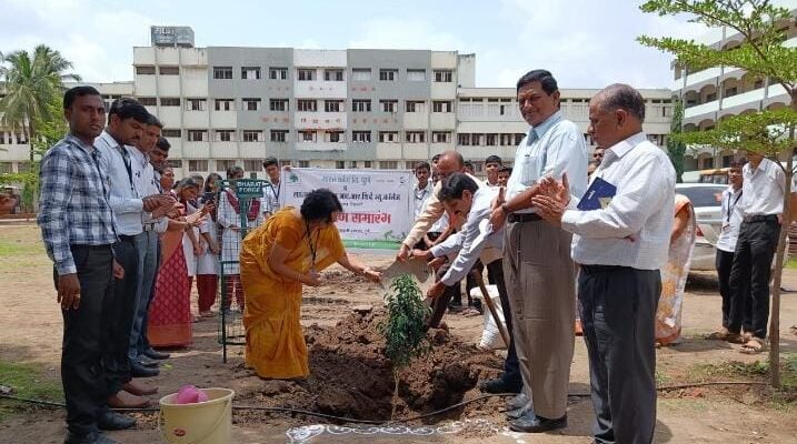 Plantation of trees in Sadhana Vidyalaya. साधना विद्यालयात वृक्षारोपण. हडपसर मराठी बातम्या Hadapsar Latest News Hadapsar News