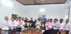 Publication of the book 'Chakoribaherche Shikshan' at Pune by the Governor राज्यपालांच्या हस्ते पुणे येथे 'चाकोरीबाहेरचे शिक्षण' या पुस्तकाचे प्रकाशन हडपसर मराठी बातम्या  Hadapsar Latest News Hadapsar News