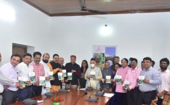 Publication of the book 'Chakoribaherche Shikshan' at Pune by the Governor राज्यपालांच्या हस्ते पुणे येथे 'चाकोरीबाहेरचे शिक्षण' या पुस्तकाचे प्रकाशन हडपसर मराठी बातम्या Hadapsar Latest News Hadapsar News