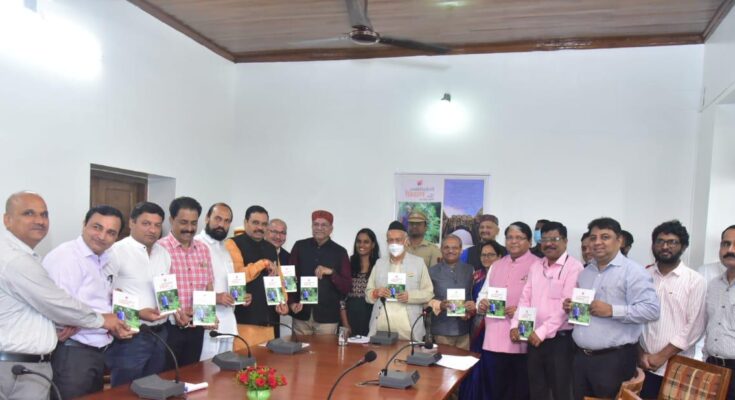 Publication of the book 'Chakoribaherche Shikshan' at Pune by the Governor राज्यपालांच्या हस्ते पुणे येथे 'चाकोरीबाहेरचे शिक्षण' या पुस्तकाचे प्रकाशन हडपसर मराठी बातम्या Hadapsar Latest News Hadapsar News