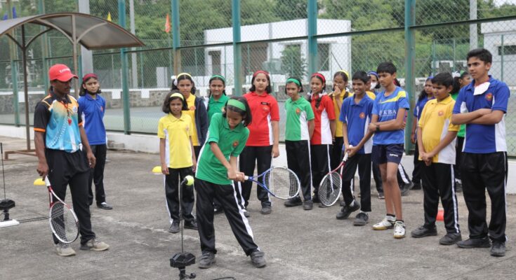 School students experienced the trip to the university sports complex..! शाळकरी विद्यार्थ्यांनी अनुभवली विद्यापीठातील क्रीडासंकुलाची सफर..! हडपसर मराठी बातम्या Hadapsar Latest News Hadapsar News