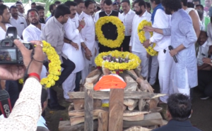 Shiv Sangram president Vinayak Mete was cremated with state honors शिवसंग्राम संघटनेचे अध्यक्ष विनायक मेटे यांच्या पार्थिवावर शासकीय इतमामात अंत्यसंस्कार हडपसर मराठी बातम्या Hadapsar Latest News Hadapsar News