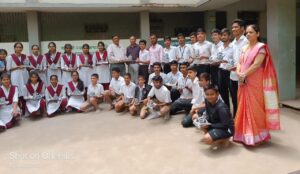 Students of Sadhana got training on molding eco-friendly Ganpati. साधना  विद्यालयात शाडूच्या मातीपासून पर्यावरणपूरक गणेशमूर्ती बनविण्याची कार्यशाळा संप्पन्न  हडपसर मराठी बातम्या Hadapsar Latest News Hadapsar News