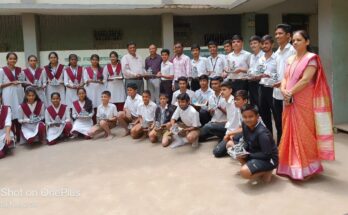 Students of Sadhana got training on molding eco-friendly Ganpati. साधना विद्यालयात शाडूच्या मातीपासून पर्यावरणपूरक गणेशमूर्ती बनविण्याची कार्यशाळा संप्पन्न हडपसर मराठी बातम्या Hadapsar Latest News Hadapsar News