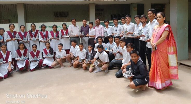 Students of Sadhana got training on molding eco-friendly Ganpati. साधना विद्यालयात शाडूच्या मातीपासून पर्यावरणपूरक गणेशमूर्ती बनविण्याची कार्यशाळा संप्पन्न हडपसर मराठी बातम्या Hadapsar Latest News Hadapsar News