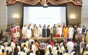 Swearing in of 18 new Cabinet Ministers in an expansion of the State Cabinet राज्य मंत्रीमंडळाच्या विस्तारात १८ नव्या कॅबिनेट मंत्र्यांचा शपथविधी हडपसर मराठी बातम्या Hadapsar Latest News Hadapsar News