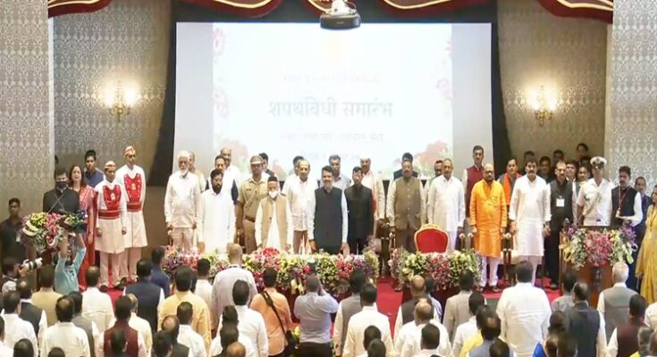 Swearing in of 18 new Cabinet Ministers in an expansion of the State Cabinet राज्य मंत्रीमंडळाच्या विस्तारात १८ नव्या कॅबिनेट मंत्र्यांचा शपथविधी हडपसर मराठी बातम्या Hadapsar Latest News Hadapsar News