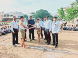 Various competitions are organized in Sadhana Vidyalaya on the occasion of Sports Day क्रीडा दिनाच्या निमित्ताने साधना विद्यालयात  विविध स्पर्धांचे आयोजन  हडपसर मराठी बातम्या Hadapsar Latest News Hadapsar News