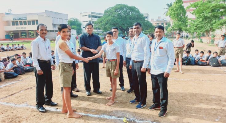 Various competitions are organized in Sadhana Vidyalaya on the occasion of Sports Day क्रीडा दिनाच्या निमित्ताने साधना विद्यालयात विविध स्पर्धांचे आयोजन हडपसर मराठी बातम्या Hadapsar Latest News Hadapsar News