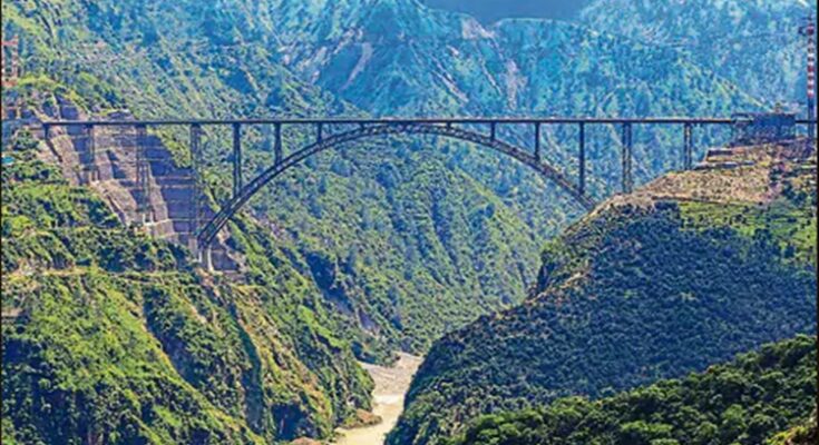 World's highest single arch railway bridge Chenab Rail Bridge in J&K gets Golden Joint जम्मू आणि काश्मीर मधील जगातील सर्वात उंच सिंगल आर्च रेल्वे ब्रिज चिनाब रेल्वे ब्रिजला मिळाला गोल्डन जॉइंट हडपसर मराठी बातम्या Hadapsar Latest News Hadapsar News