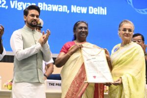 Asha Parekh honored with Dadasaheb Phalke Award आशा पारेख दादासाहेब फाळके पुरस्काराने सन्मानित हडपसर मराठी बातम्या  Hadapsar Latest News Hadapsar News