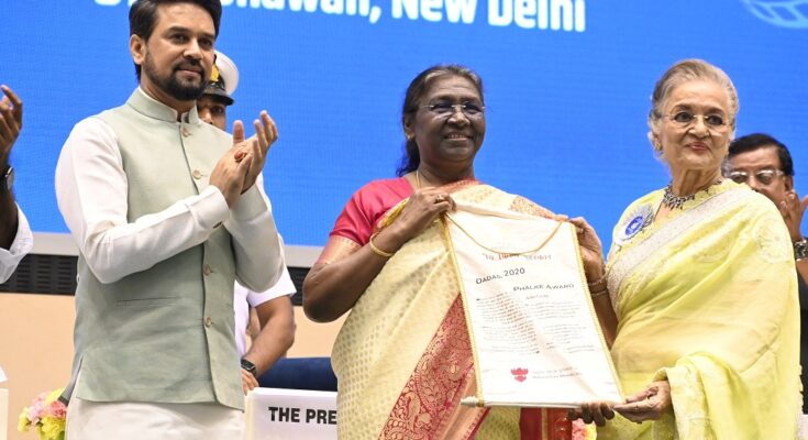 Asha Parekh honored with Dadasaheb Phalke Award आशा पारेख दादासाहेब फाळके पुरस्काराने सन्मानित हडपसर मराठी बातम्या Hadapsar Latest News Hadapsar News