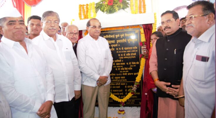 Bhumi Poojan of the planned building of Savitribai Phule Pune University's sub-centre at Ahmednagar सावित्रीबाई फुले पुणे विद्यापीठाच्या अहमदनगर येथील उपकेंद्राच्या नियोजित इमारतीचे भूमिपूजन हडपसर मराठी बातम्या Hadapsar Latest News Hadapsar News