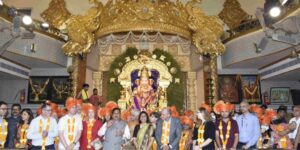 Consul Generals of various countries visited Ganpati in Mumbai विविध देशांच्या महावाणिज्य दूतांनी घेतले मुंबईतील मानाच्या गणपतींचे दर्शन हडपसर मराठी बातम्या  Hadapsar Latest News Hadapsar News