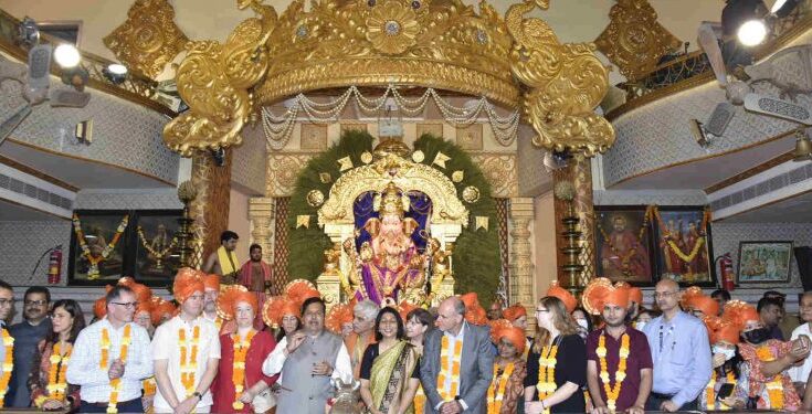 Consul Generals of various countries visited Ganpati in Mumbai विविध देशांच्या महावाणिज्य दूतांनी घेतले मुंबईतील मानाच्या गणपतींचे दर्शन हडपसर मराठी बातम्या Hadapsar Latest News Hadapsar News